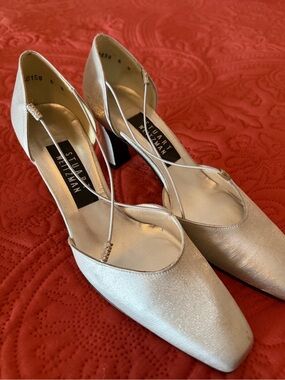 Stuart Weitzman NWT Rondex Metallic Silver Heels, Size 6B